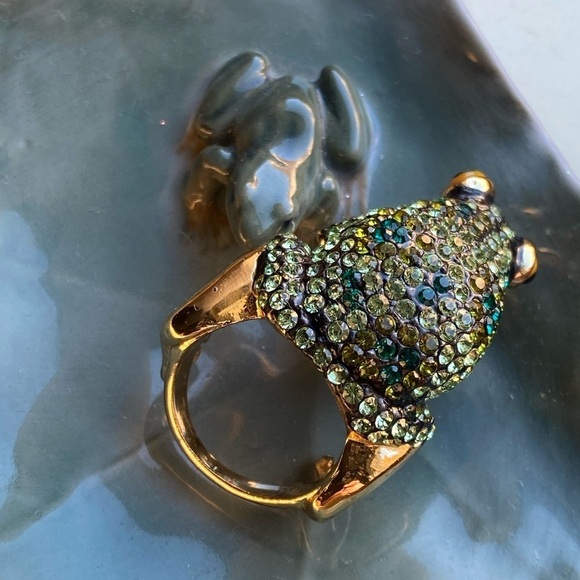Encrusted with green crystals gold tone frog ring - Picture 6 of 10